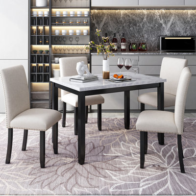 Table de salle à manger confortable en faux marbre et coussins épais élégants à endommager