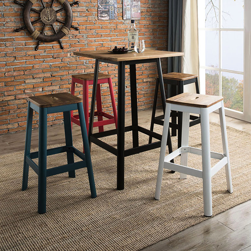 Tabouret de bar en rouge naturel et brillant avec supports en métal pour chambre à coucher, Rouge