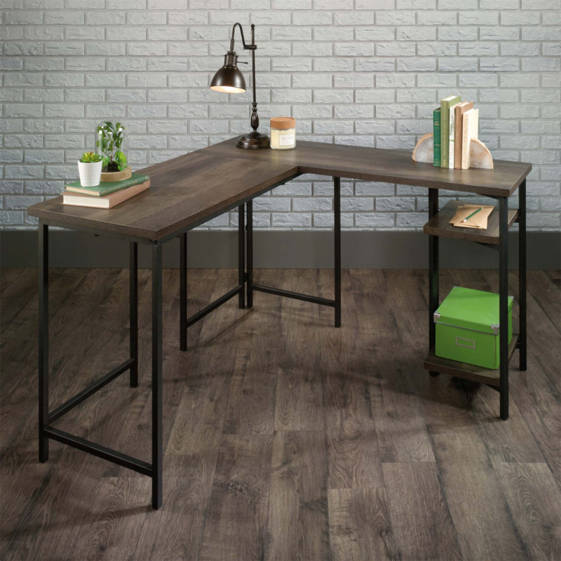 Bureau rustique en L avec tablettes réglables et compartiments cachés, parfait pour les espaces de travail polyvalents et organisés.