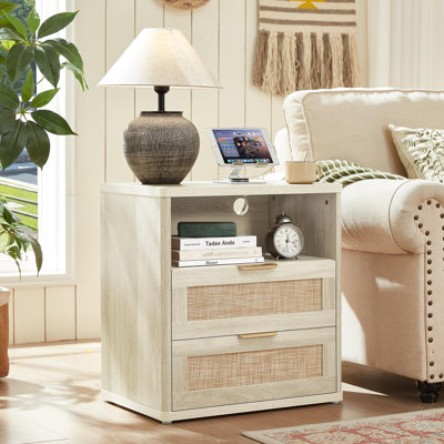 Ensemble de 3 meubles en rotin, style bohème bois : commode à 6 tiroirs (122 cm), commode haute (107 cm), table de chevet 2 tiroirs (58 cm) avec station de recharge.