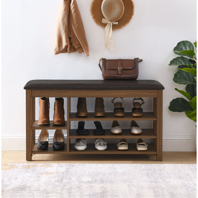 Un long banc à langer réglable en hauteur en bois d'hévéa naturel est livré avec un siège confortable, un espace de rangement dissimulé et de grands compartiments de rangement. Comprend un grain de bois naturel.
