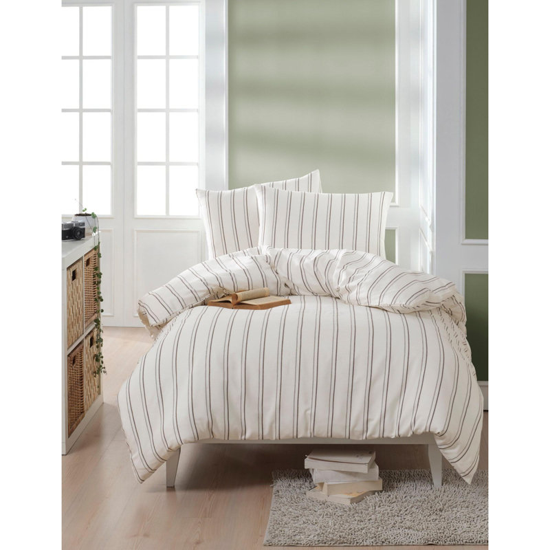 Quiltisse Striped Bedspread with Pillowcases, Single XL Bedspread + 1 Standard Pillowcase