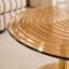 Table ronde en verre brun clair de 35 pouces de diamètre. Pilier en métal doré. Négociation, table basse, table de salle à manger, brun, or