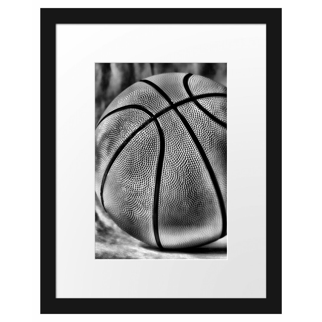 Gerahmtes Poster Basketball schwarzer Hintergrund