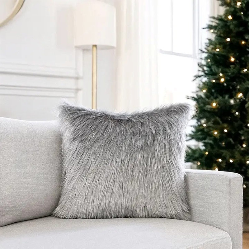 Coussin en fausse fourrure grise avec fil métallique argenté et insertions