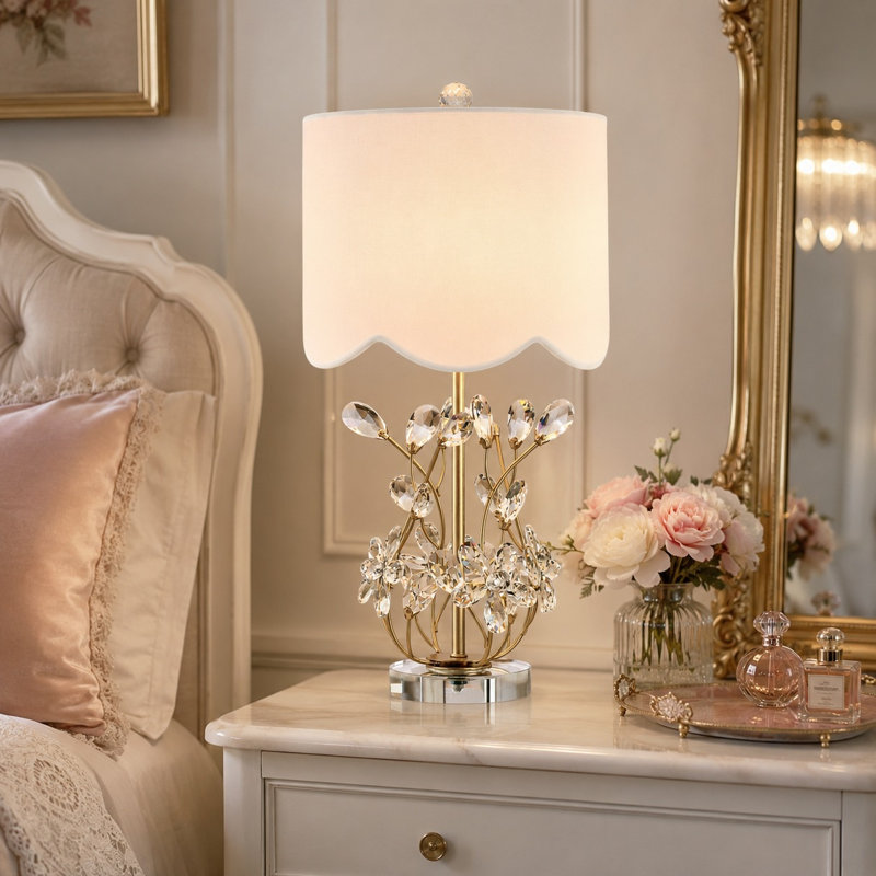 Lampe de table en cristal doré 21,5 po avec abat-jour en tissu festonné
