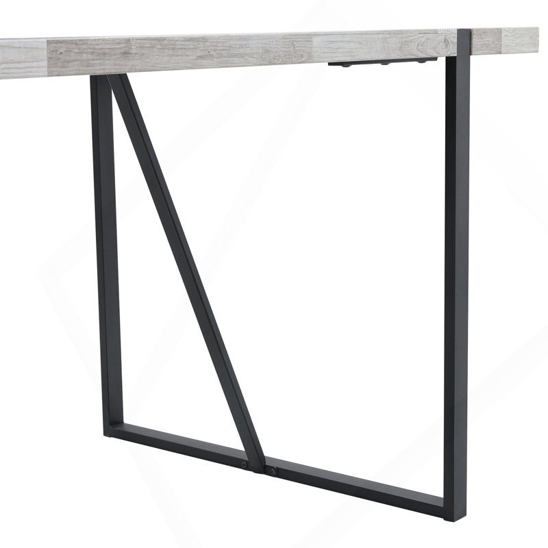 Une table de salle à manger rectangulaire rétro minimaliste avec un dessus spécialement texturé et des pieds en métal noir. Plateau de table contemporain en panneau de fibres à densité moyenne gris minimaliste.