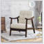 Fauteuil club confortable pour la détente et la lecture, rehaussant l'ambiance de la maison avec un rembourrage moelleux et une conception classique