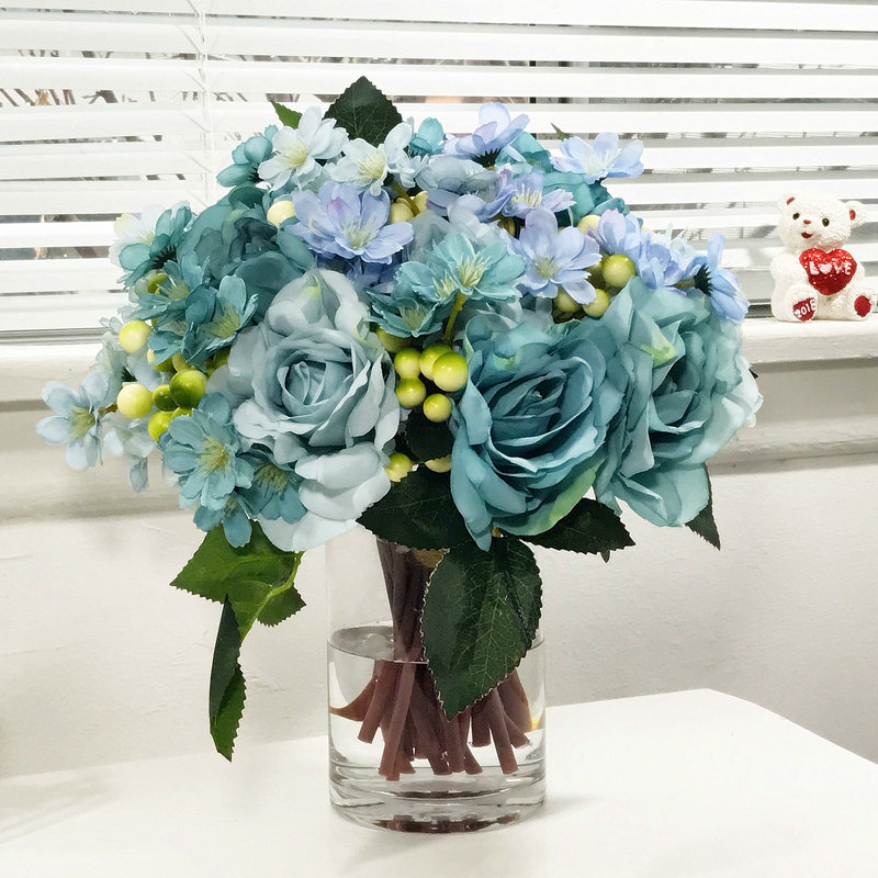 Agencement de rose et de fleurs mélangées en vase, Bleu