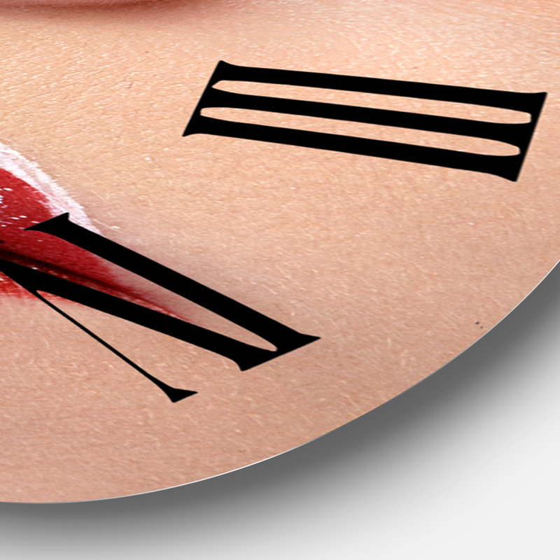 Gros plan sur les lèvres avec maquillage professionnel et rouge à lèvres - horloge murale moderne, Surdimensionné