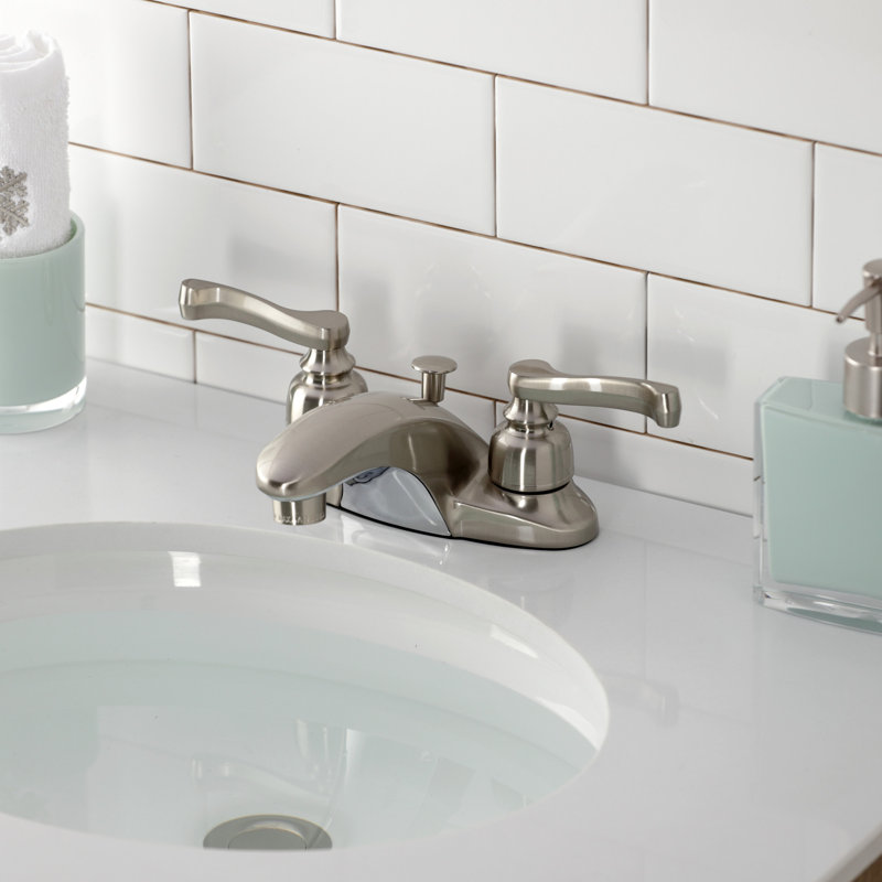 Robinet de salle de bain central à 4 poignées à 3 trous à fixation sur le comptoir à 3 trous avec poignée escamotable en plastique Kingston Brass Magellan
