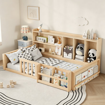 Cadre de lit plateforme simple en bois pour enfants avec clôture de garde-corps, tablettes de rangement latérales et étagère à livres, lit de plancher peu encombrant, naturel