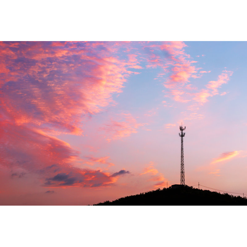 «Signal Tower» par Gdmoonkiller - photographie sur toile tendue, H 12 po x l 18 po x P 1 po