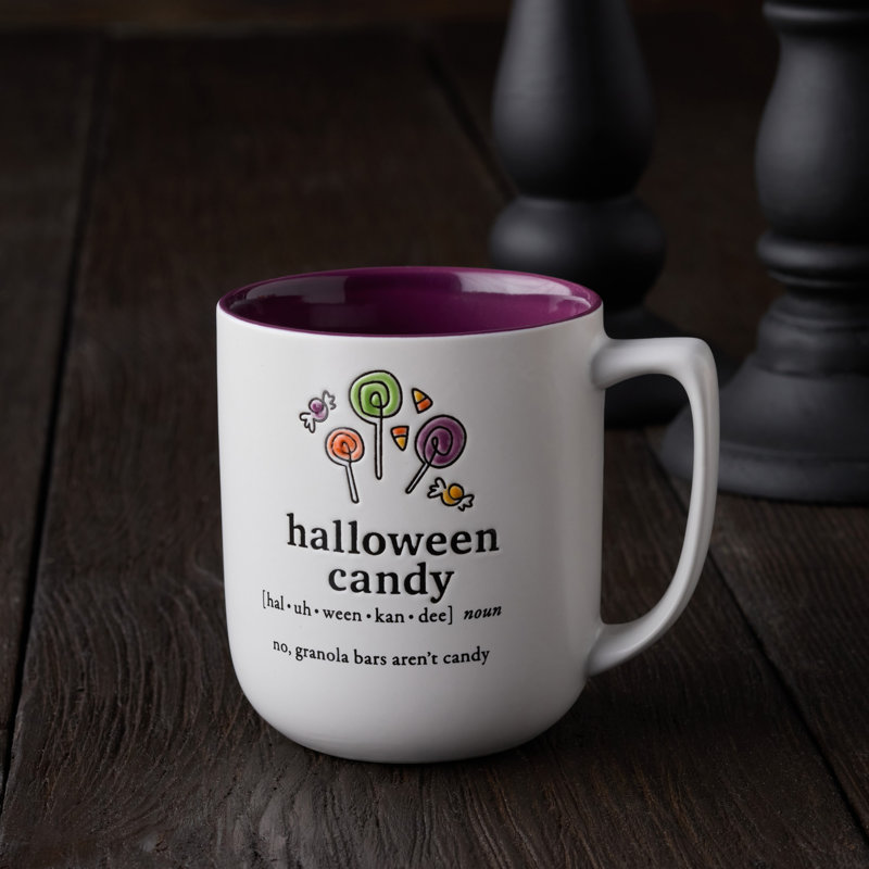 Mugs d'Halloween - Quatre tasses en grès assorties de 18 onces dans des définitions de mots d'Halloween, les tasses les plus racontables et les plus amusantes de la saison effrayante.