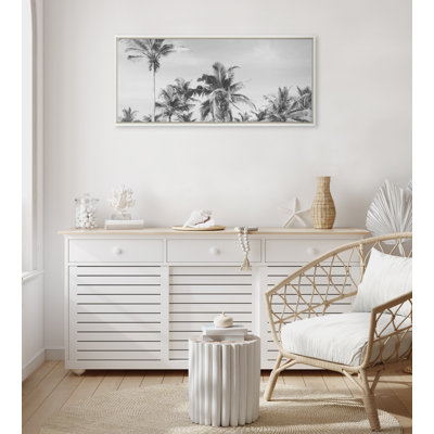 «Coastal Coconut Palm Tree Beach BW» par The Creative Bunch Studio, reproduction d'art sur toile encadrée