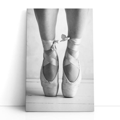 Gros plan d'une ballerine debout sur la pointe des pieds noir et blanc - reproduction d'art sur toile