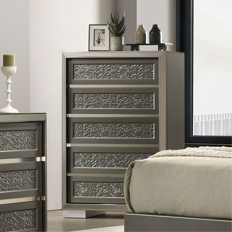 Commode de style contemporain à 5 tiroirs avec support à 5 tiroirs et feuillets sur fond gris foncé