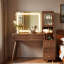 Bureau de maquillage avec miroir et lumières, 5 tiroirs, armoire de rangement en verre cannelé et prise de courant-224182337
