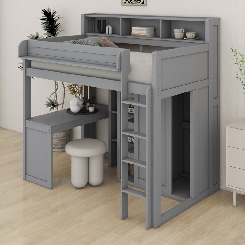 Lit mezzanine en bois avec plusieurs tablettes de rangement et garde-robe, gris