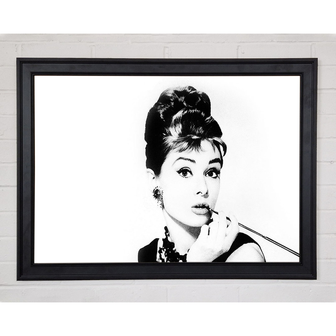 Audrey Hepburn Zigaretten-Pose Weiß - Einzelner Bilderrahmen Kunstdrucke