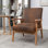 Fauteuil brun Mid-Century moderne de 25,66 po de largeur. Accoudoirs en bois massif. Coussins relaxants en mousse. Magnifique revêtement en microfibre. Et une option de chaise pratique pour toute maison