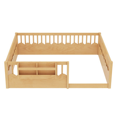 Grand lit au sol avec clôture surélevée et bibliothèque, lit en bois pour enfants, naturel.