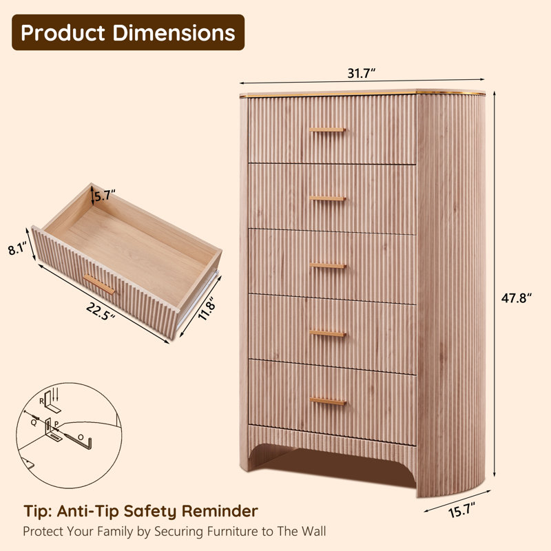 Commode haute Adison à 5 tiroirs cannelés, profil incurvé, tiroirs de 121,4 cm de haut avec texture cannelée, poignées dorées, meuble de rangement idéal pour la chambre, le salon ou l'entrée, chêne clair