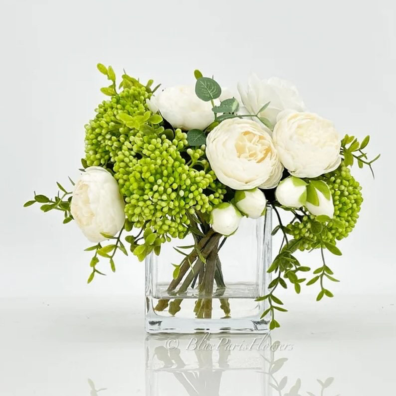 Pivoines et véritable touche rose, baies, arrangement artificiel, centre de table, floral français, Blanc / Blanc