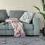 Coussin décoratif intérieur 20 po x 20 po à motif floral soufflé blanc et bleu-103544916