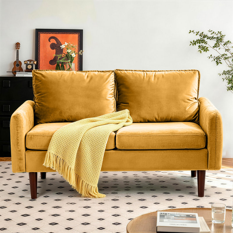 Canapé compact à deux places avec accoudoirs arrondis de 142 cm de large, idéal pour les petits appartements et les bureaux.