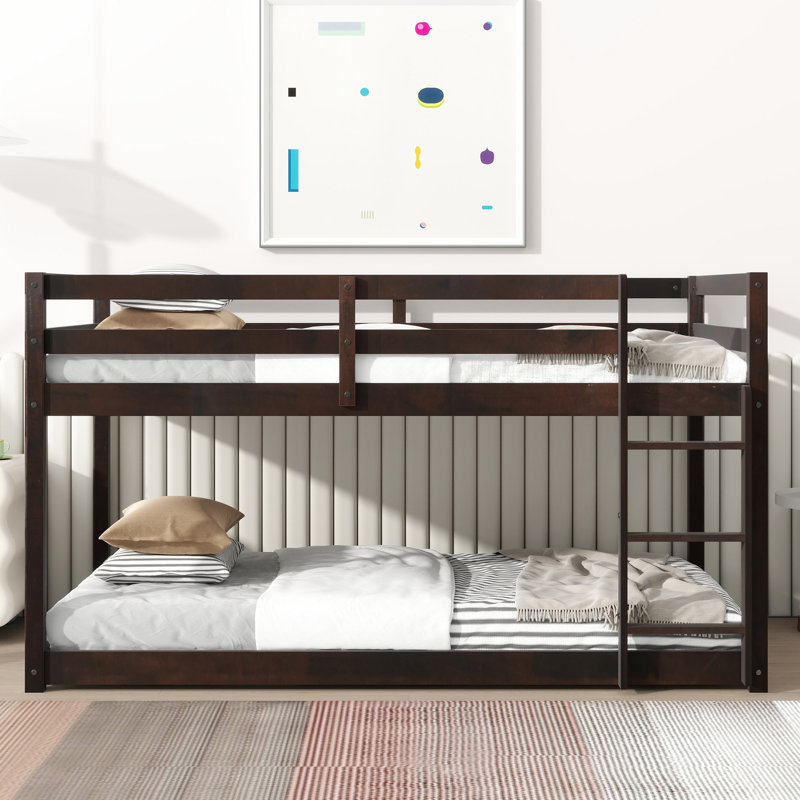 Lit simple au-dessus d'un lit mezzanine, structure en bois d'hévéa robuste pour un lit de chambre à coucher confortable et élégant