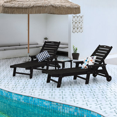 Chaise longue d'extérieur avec texture en bois, chaise longue surdimensionnée à 5 positions, PEHD, chaise longue de patio avec roues et porte-gobelet pour piscine, terrasse, bord de piscine