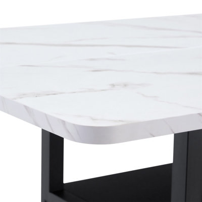 Une table de salle à manger de 71 x 35,4 pouces avec un plateau habilement assemblé par quatre panneaux de fibres à densité moyenne blancs texturés. Le bureau possède une plateforme de rangement de 43,3 x 19,7 po. Très approprié pour les réunions de famille, etc.