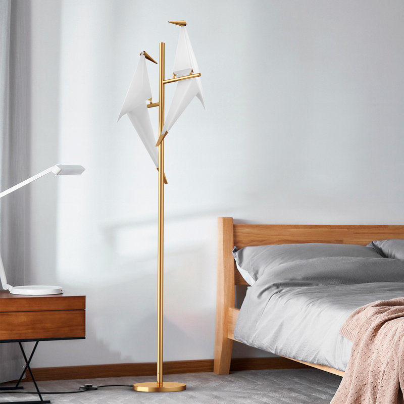 Lampe sur pied à DEL 69 po avec prise Saryan