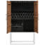 Armoire de bar rustique avec un motif en damier et une base argentée, offrant un espace de rangement pour les verseurs à poignées géométriques, des tablettes intérieures et un grand service de boissons