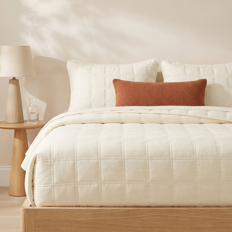 Reta Polyester Quilt, Ivory, King Quilt + 2 King Shams