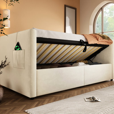 Cadre de lit simple avec et type - C de charge, lit de jour rembourré en velours beige, rangement hydraulique, lattes en bois et dossier pour une configuration de chambre à coucher confortable