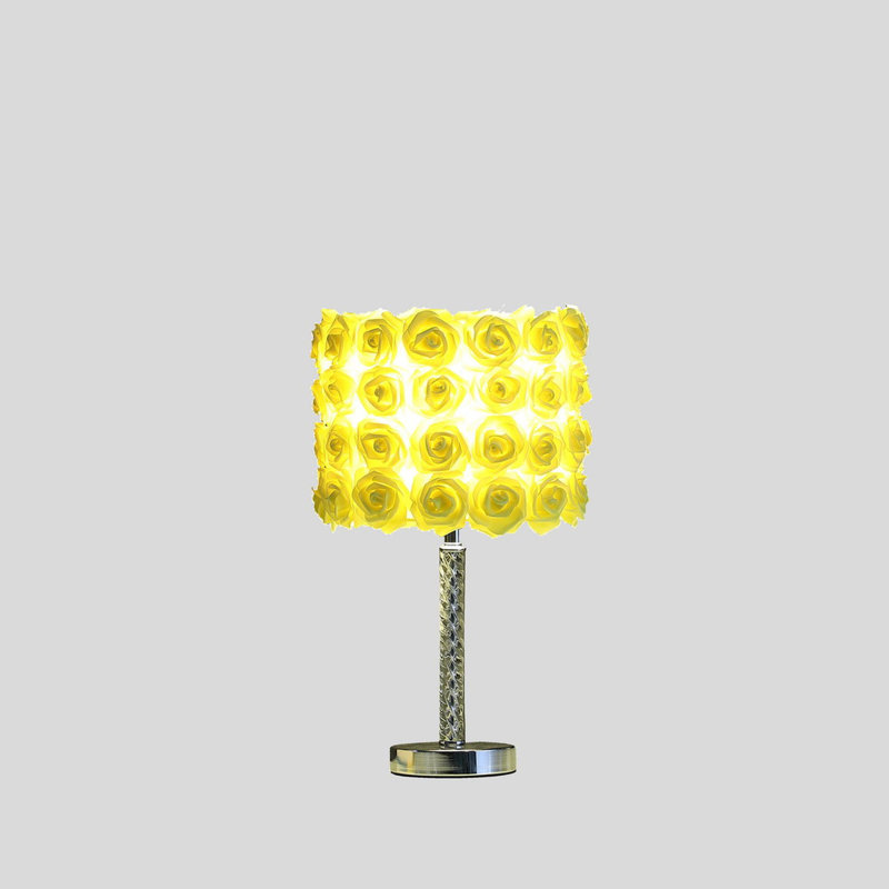 Lampe de table en métal / acrylique 18,25 po Red Roses in Bloom, Rouge