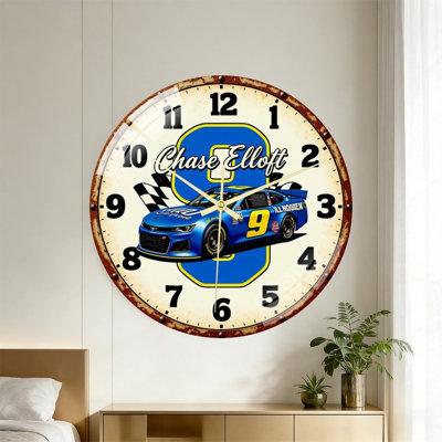 Horloge ronde en métal vieilli: voiture NASCAR n ° 9 Chase Elliott et drapeau à damier, chiffres en noir audacieux, balayage de quartz silencieux, couvercle en verre trempé. Décor rétro de course pour les garages, les cavernes et les espaces de course.