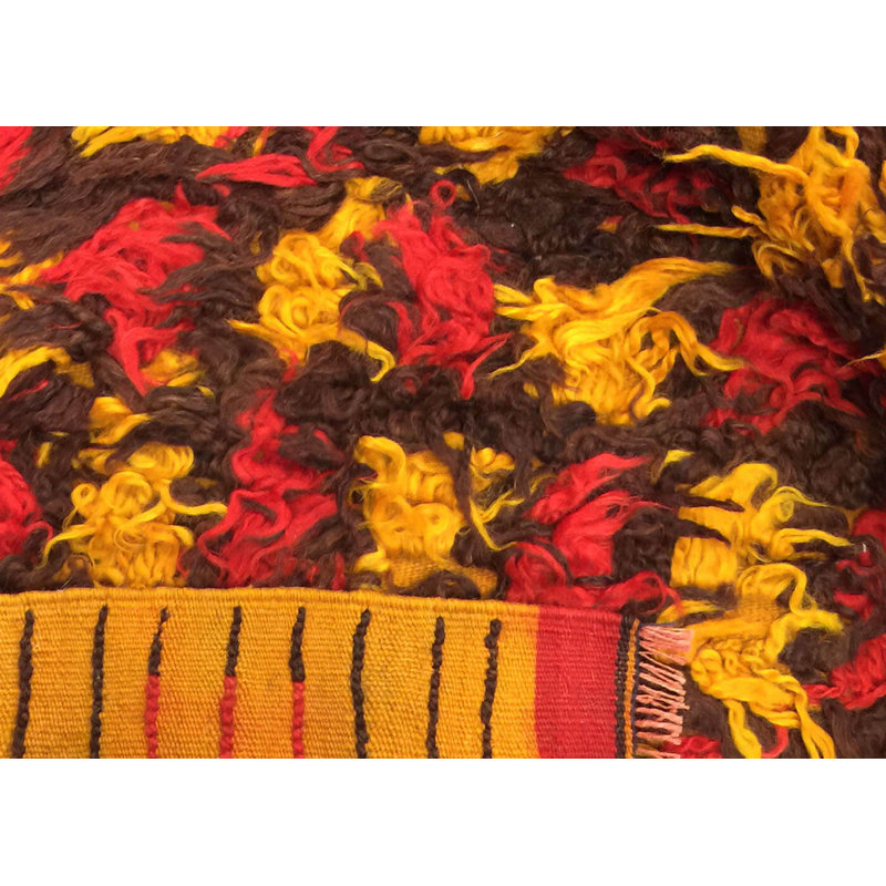 Tapis unique en laine noué à la main de style années 1960 de 5 pi x 10 pi en jaune / rouge / brun