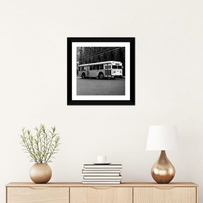 «1930s-1940s Public Transport Trackless Tr chariot Electric Bus About to Round Street Corner Cleveland Ohio USA», reproduction de photo sur toile tendue