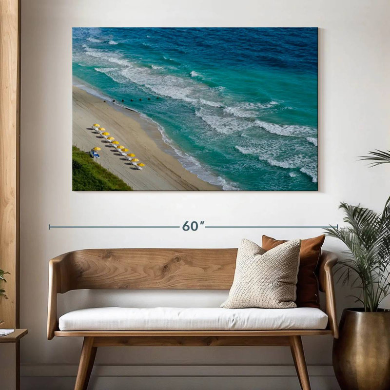 Parasols jaunes Gillard sur la plage, H 34 po x l 51 po