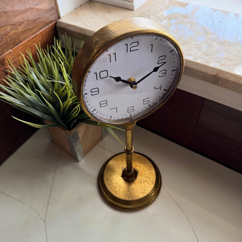 Horloge de table vintage sur pied en métal doré antique avec cadran analogique blanc, 38 cm de hauteur