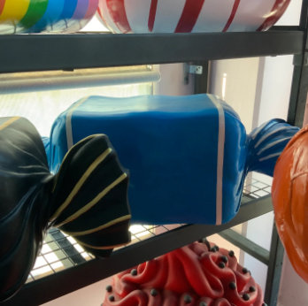 Statue de bonbon au chocolat surdimensionnée Jahmiere, Bleu
