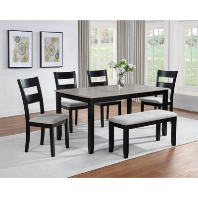 La table rectangulaire de 6 pièces pour ensemble de salle à manger est dotée de larges bancs rembourrés en tissu texturé neutre texturé gris à grain de bois vieilli