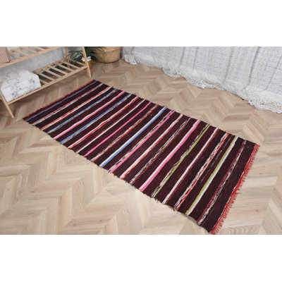 Tapis turc tissé à la main: rayures roses pour une décoration de plancher texturée vibrante
