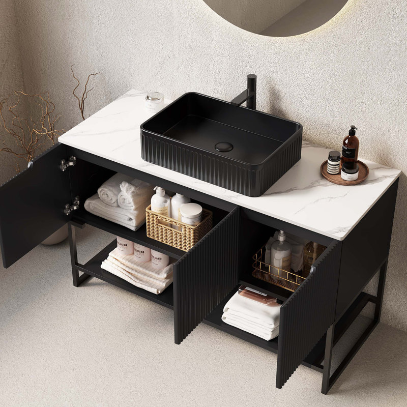 Meuble-lavabo autoportant avec comptoir en pierre frittée, lavabo en céramique, portes de rangement et tablette ouverte