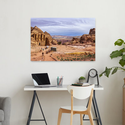 Monument monastère entre roches, Petra, Jordan, art contemporain abstrait, paysage, art mural