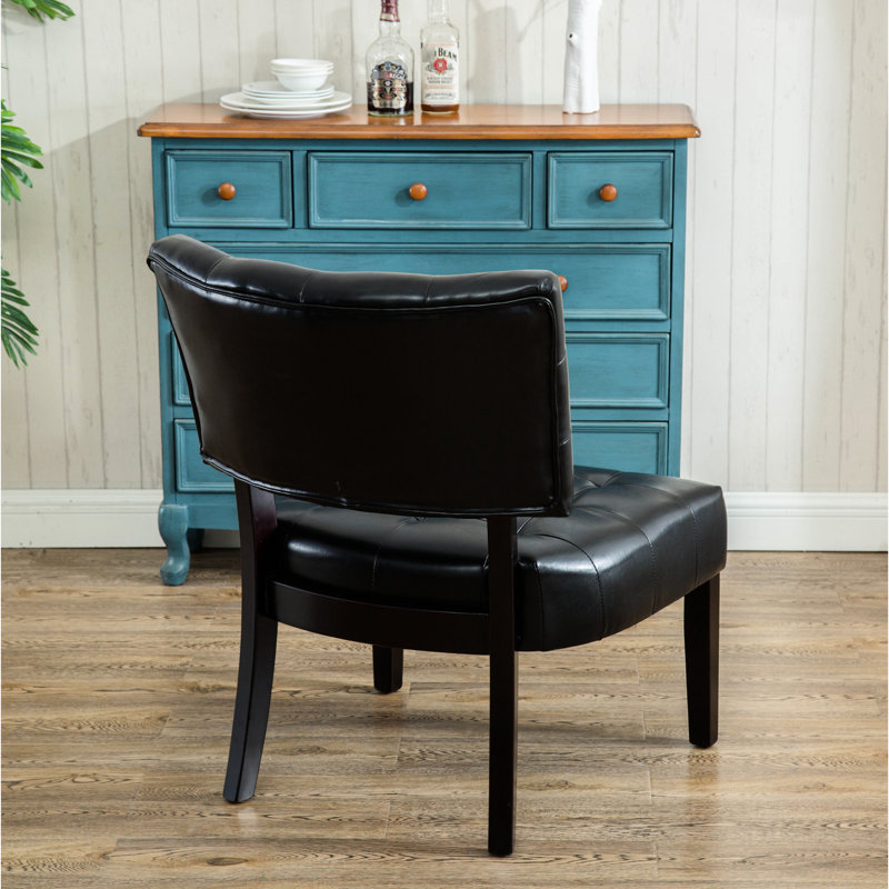 Chaise en similicuir noir avec très grand siège et capitonnage délicat