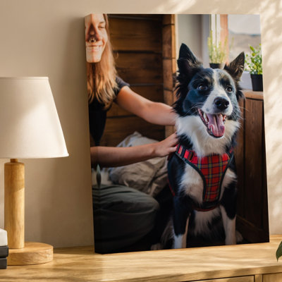 Toile, un joyeux Border Collie noir et blanc est assis à côté d'un art mural, personne souriante dans un décor intérieur douillet, mettant en vedette un art mural sur toile chaleureux